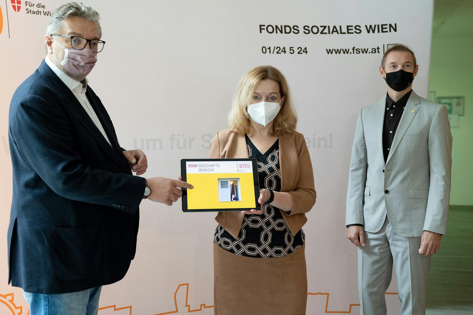 (v.l.n.r.:) Sozialstadtrat Peter Hacker (SPÖ), die Geschäftsführerin des FSW Anita Bauer sowie ihr Stellvertreter Michael Rosenberg präsentieren den FSW-Geschäftsbericht 2020.