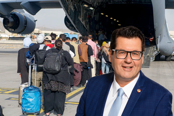 Nationalrat Rober Laimer und ein Flugzeug in Kabul.