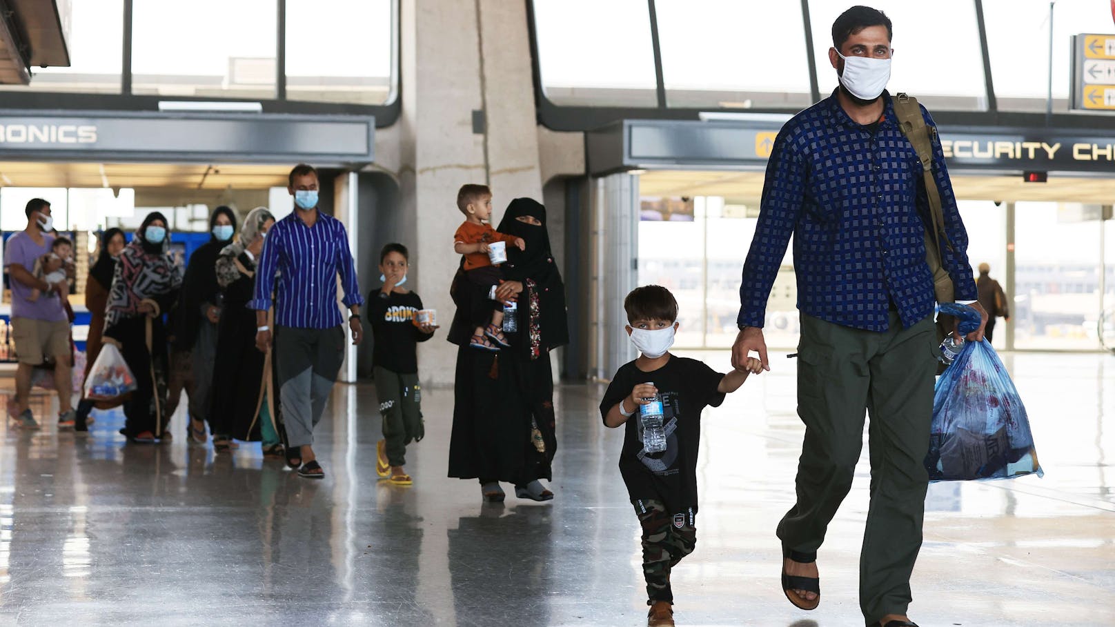 Aus Afghanistan geflüchtete bei der Ankunft an einem amerikanischen Flughafen.