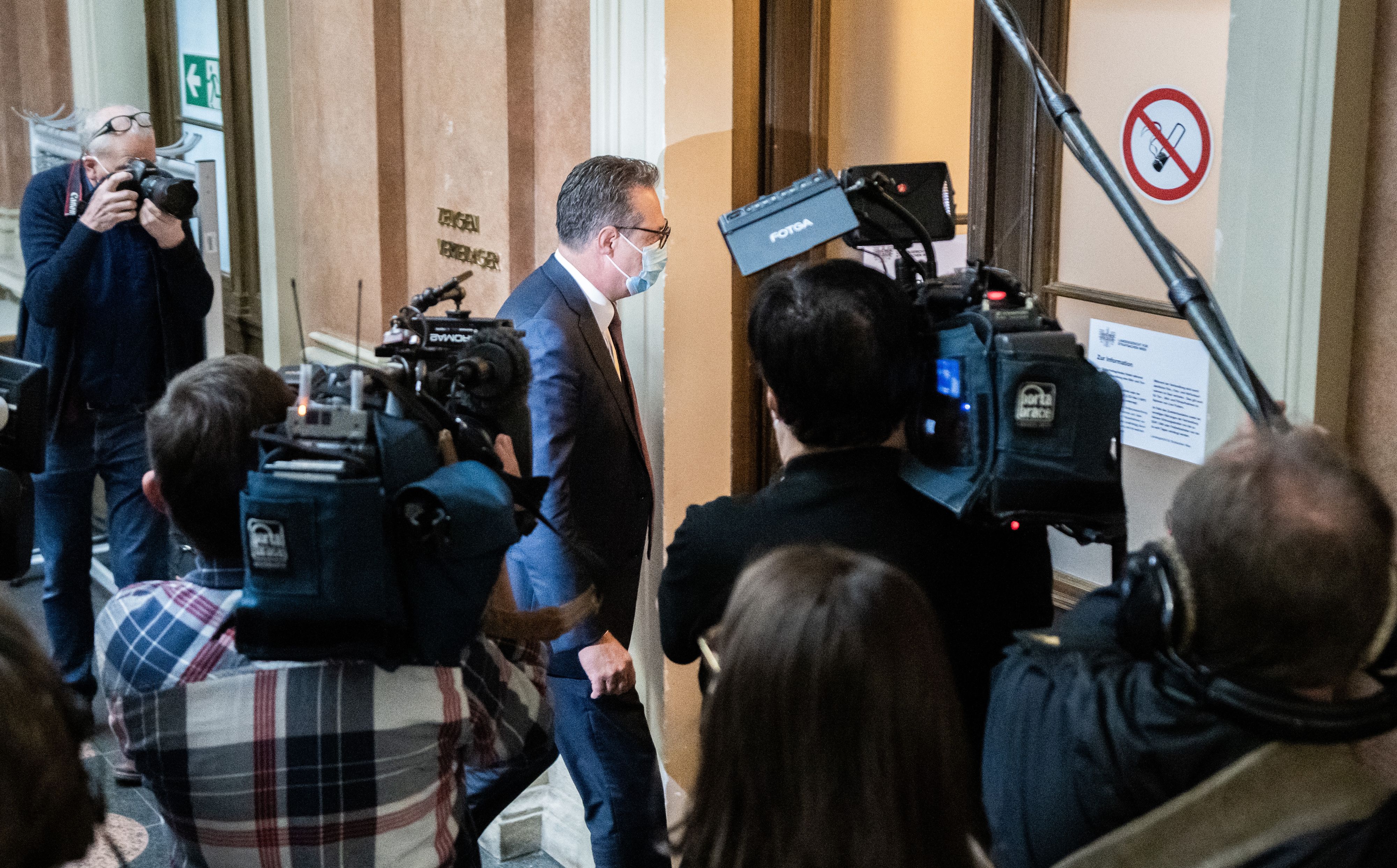 Download von www.picturedesk.com am 27.08.2021 (12:45).  ABD0045_20210827 - WIEN - ÖSTERREICH: Der Angeklagte Ex-FPÖ-Obmann Heinz-Christian Strache am Freitag, 27. August 2021, vor Prozessbeginn im großen Schwurgerichtssaal im Landesgericht Wien. Prozessgegenstand ist ein vermuteter Gesetzeskauf im Zusammenhang mit der Privatklinik Währing. - FOTO: APA/GEORG HOCHMUTH - 20210827_PD1704 - Rechteinfo: Rights Managed (RM)