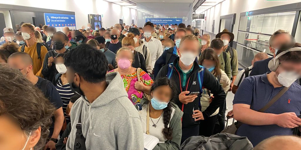 Leute warten am Flughafen Wien, weil Schalter zu sind - Vimarsana News