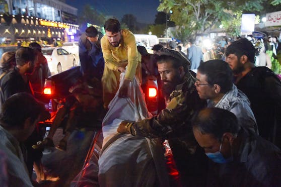 Kurz nach den Anschlägen am Flughafen von Kabul hat sich der Ableger der Terrororganisation IS dazu bekannt.