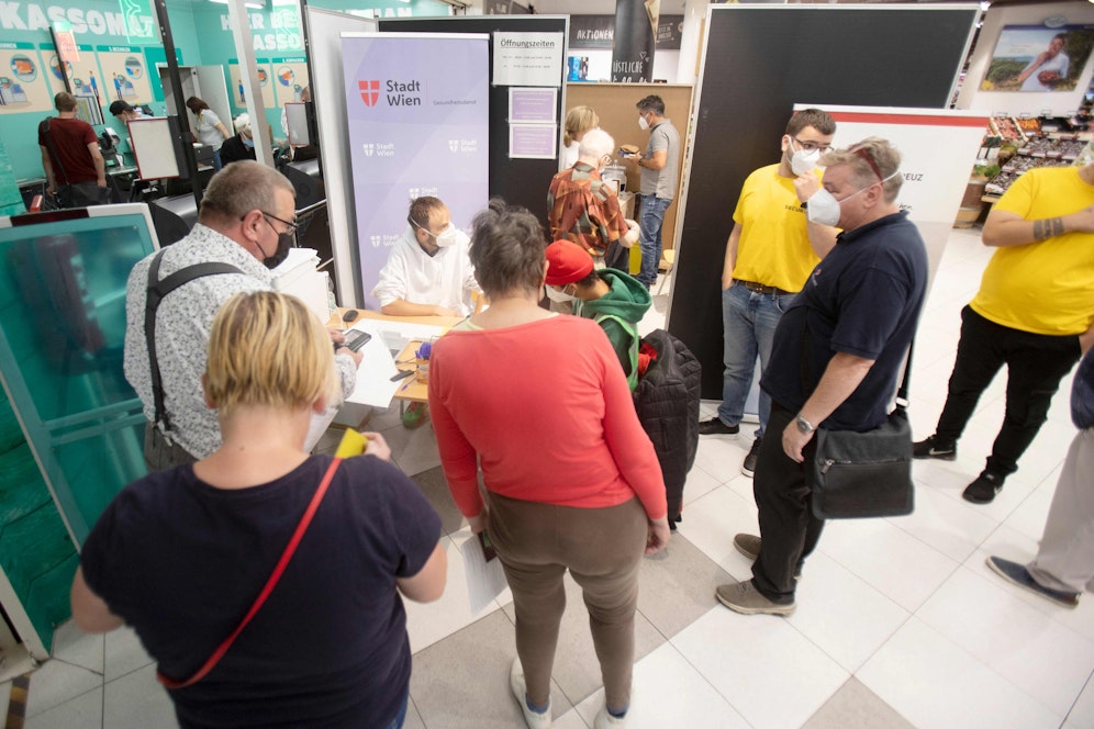 Corona-Impfstation in Wien: Experten raten dringend zum Stich, denn die Fälle steigen weiter massiv an.