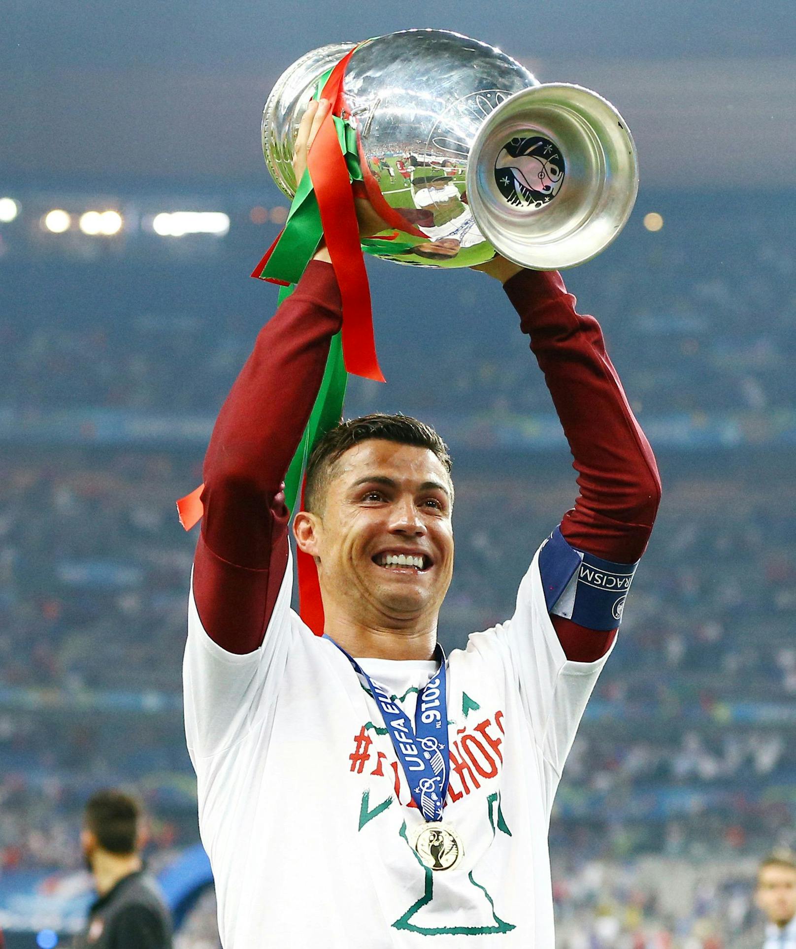2016 wurde Ronaldo mit Portugal Europameister, im Finale verletzte sich der Superstar früh, zitterte an der Seitenlinie mit seinen Mitspielern mit.