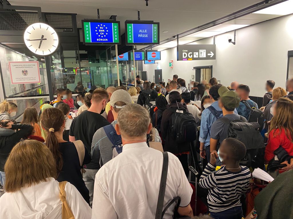 Am Wiener Flughafen wird jeder ankommende Passagier auf seinen Grünen Pass kontrolliert.