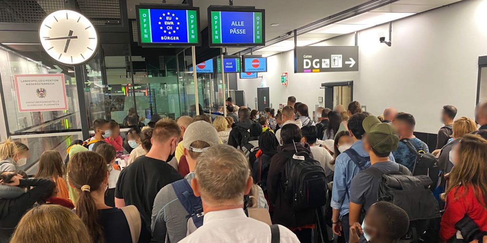 Am Wiener Flughafen wird jeder ankommende Passagier auf seinen Grünen Pass kontrolliert.