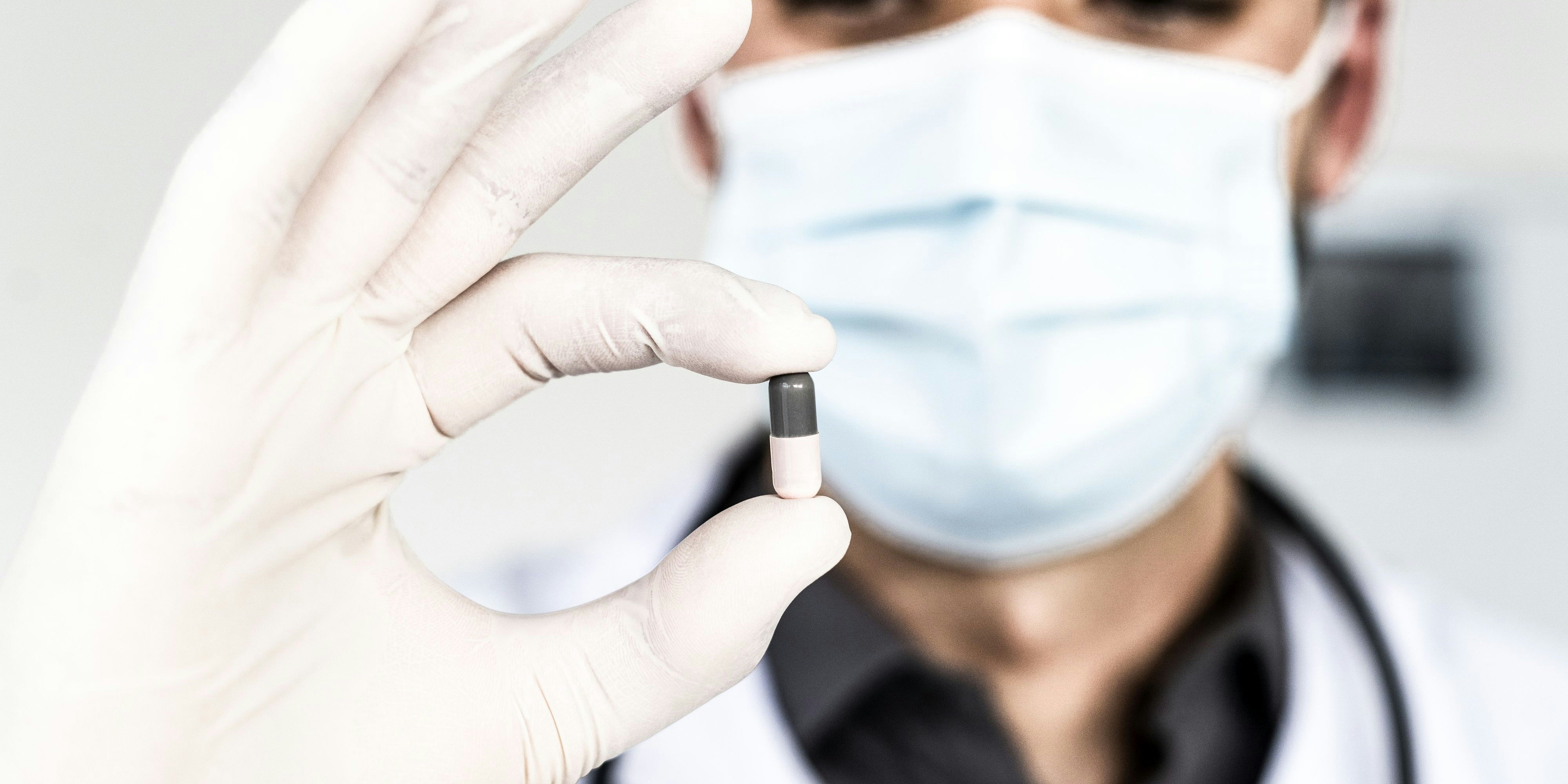 Download von www.picturedesk.com am 27.08.2021 (07:47).  Male doctor wearing protective face mask holding capsule - 20210415_PD14849 - Rechteinfo: Royalty Free (RF) Model Released