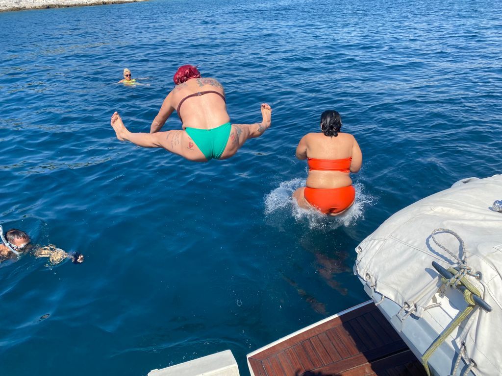 "Momo" und "Kugelfisch" springen ins kühle Nass