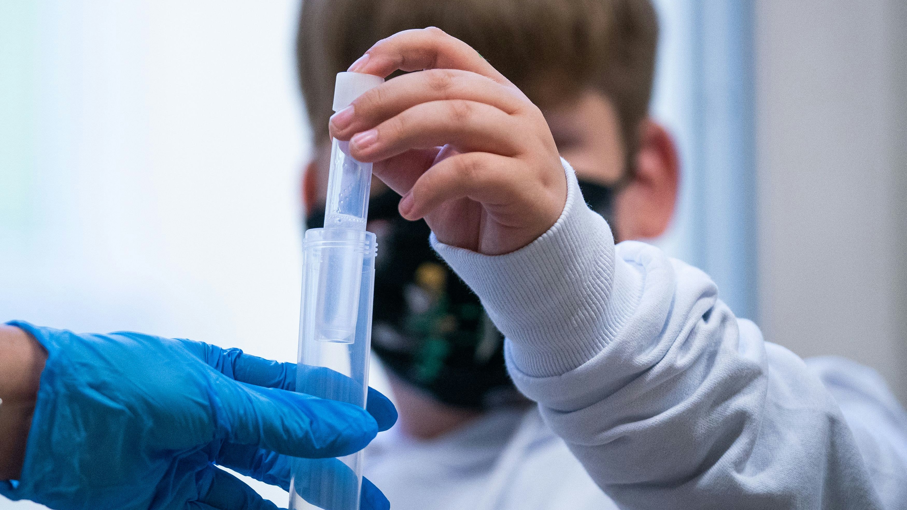 Download von www.picturedesk.com am 27.08.2021 (11:12).  ABD0034_20200928 - WIEN - ÖSTERREICH: ++ THEMENBILD ++ Kinder machen im Rahmen eines Fototermins einen Gurgeltest am Montag, 28. September 2020, in einer Volksschule in Wien. - FOTO: APA/GEORG HOCHMUTH - ++ WIR WEISEN AUSDRÜCKLICH DARAUF HIN, DASS EINE VERWENDUNG DES BILDES AUSSCHLIESSLICH IM ZUSAMMENHANG MIT DEM START VON GURGELTESTS AN SCHULEN VERWENDET WERDEN DARF ++ - 20200928_PD1724 - Rechteinfo: Rights Managed (RM)