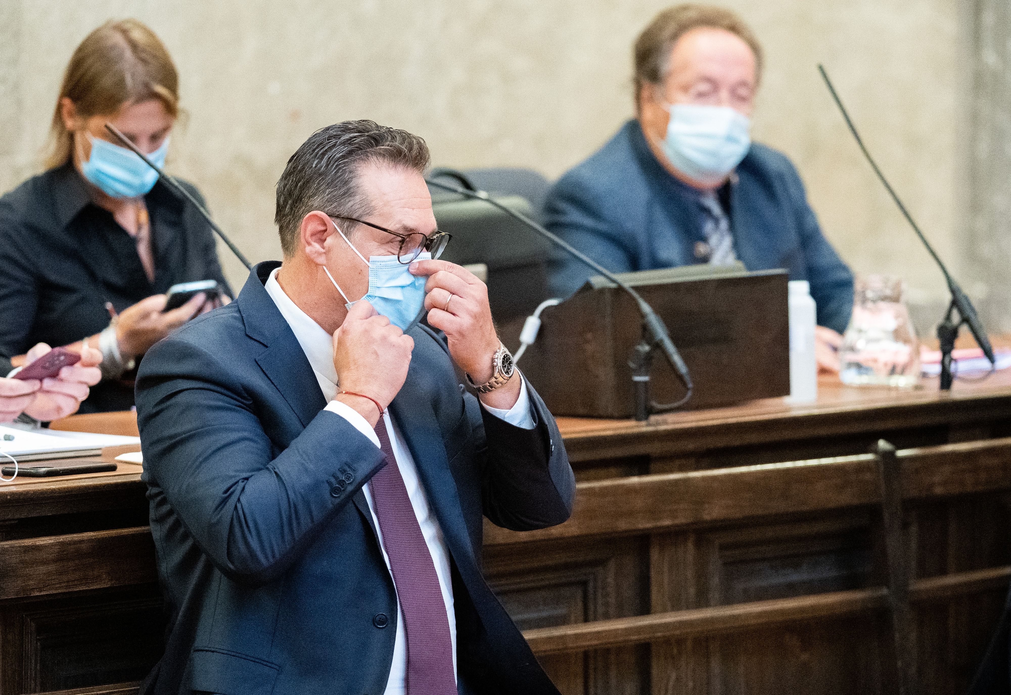 er Angeklagte Ex-FPÖ-Obmann Heinz-Christian Strache am Freitag, 27. August 2021, vor Prozessbeginn im großen Schwurgerichtssaal im Landesgericht Wien
