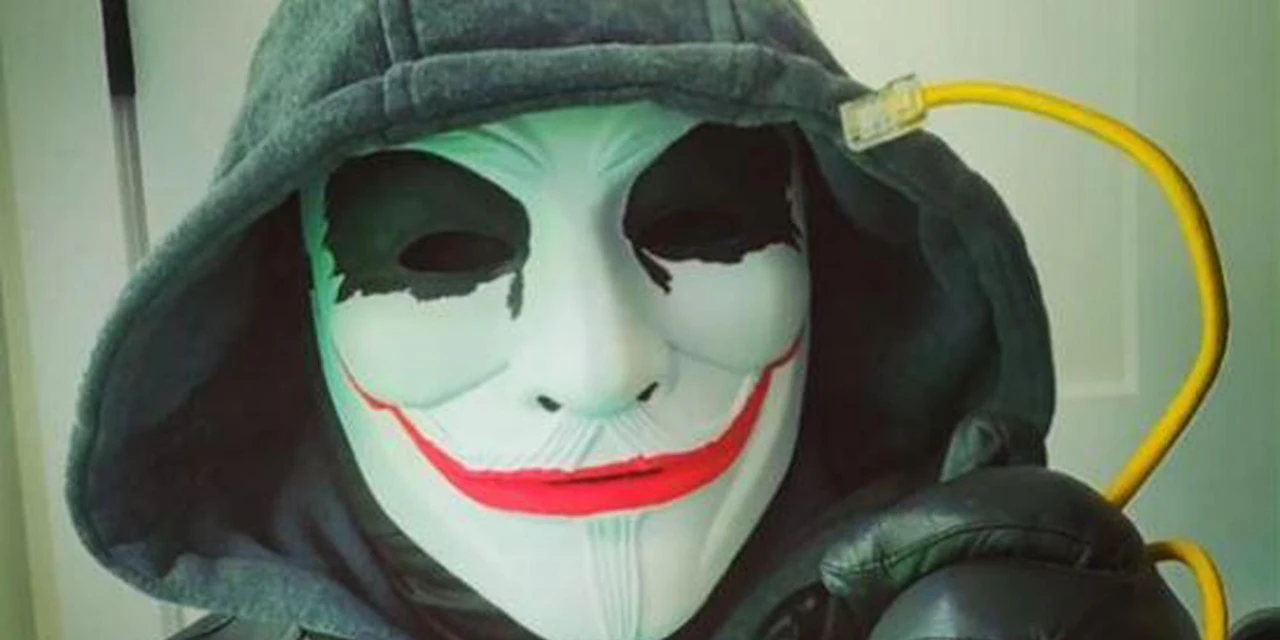 Hacker mit Maske entlarvt Mobber und kritisiert TikTok - Vimarsana News