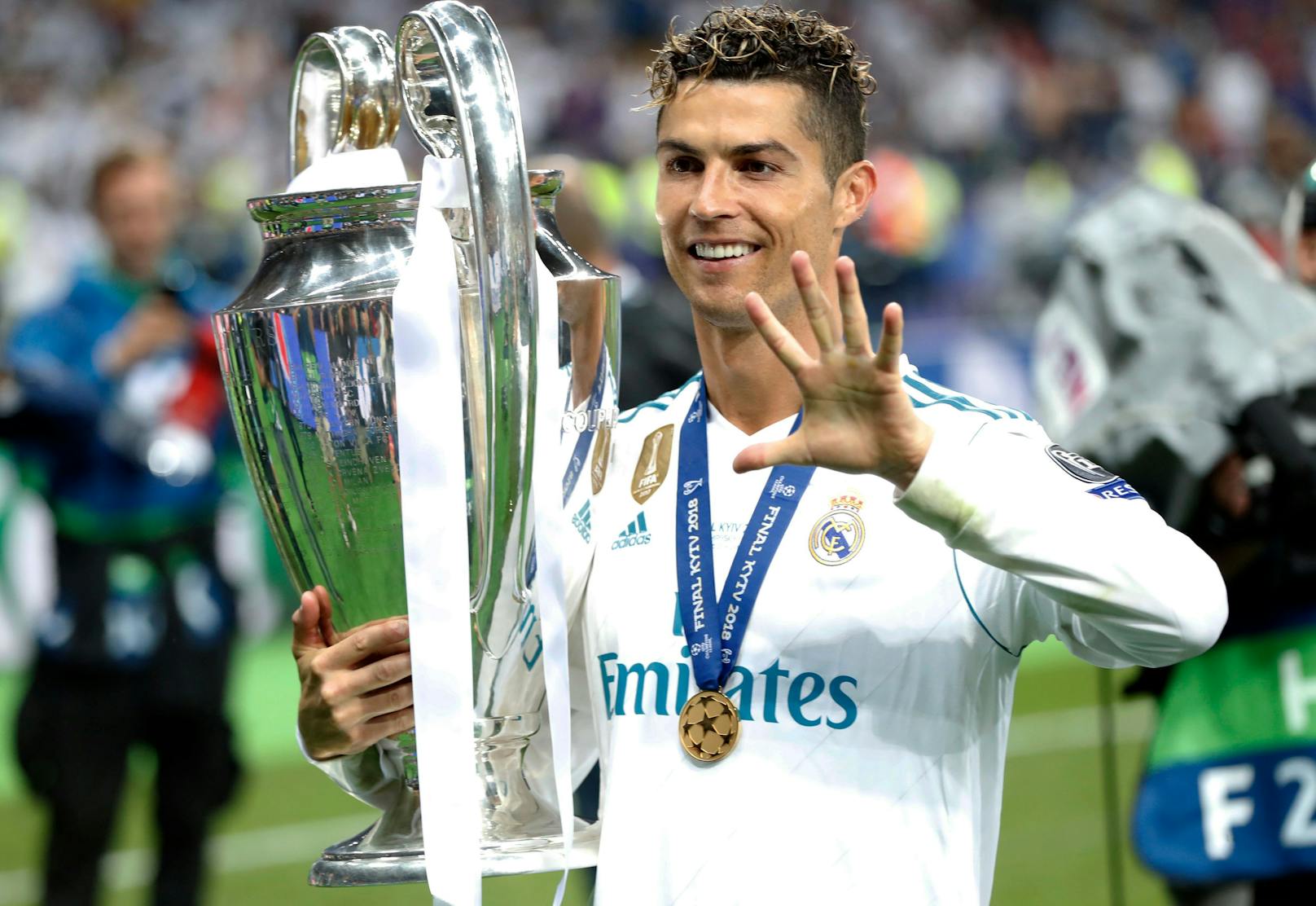 Dafür gab es vier Champions-League-Titel mit den Königlichen, den ersten 2014. Von 2016 bis 2018 schaffte Ronaldo mit Real das Kunststück drei Mal in Serie zu gewinnen, selbst schon die Titelverteidigung war eine Premiere im europäischen Fußball.