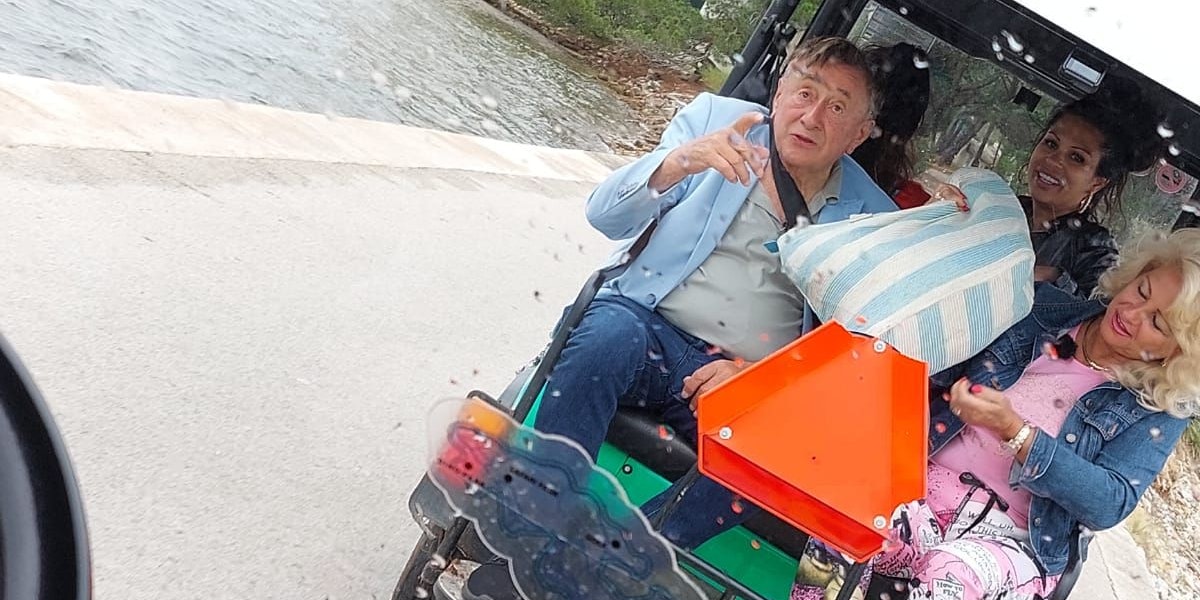 Nicht nur der Himmel weinte in Lugners Traumurlaub.