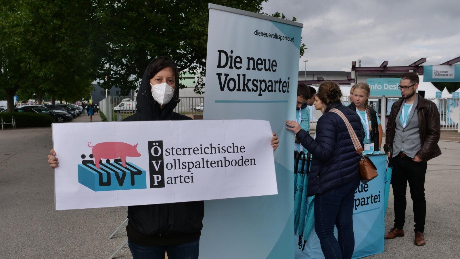 Ein VGT-Mitglied vor dem VAZ St. Pölten