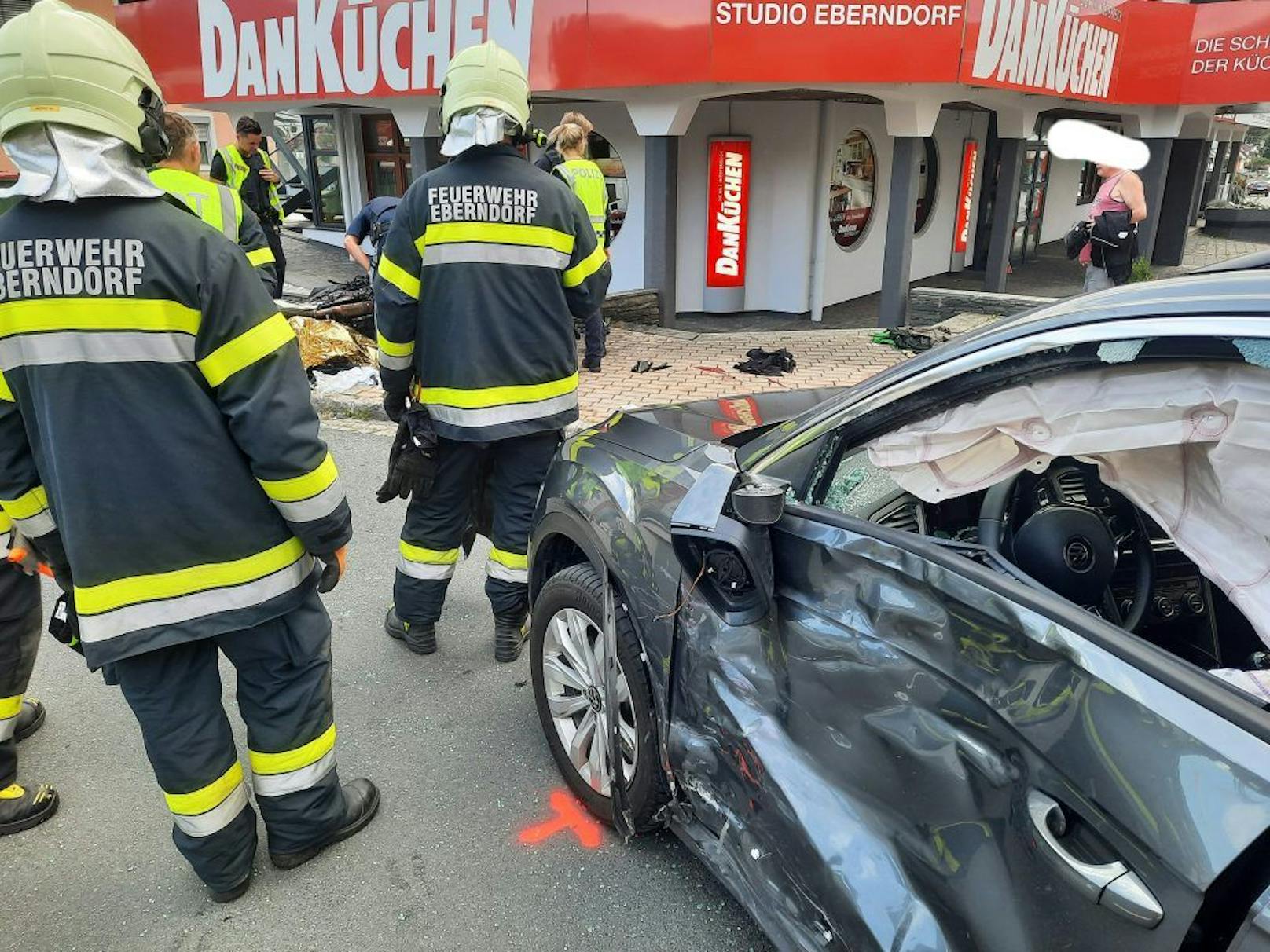 Verkehrsunfall in Eberndorf: Zwei Burschen (18, 19) auf einem Motorrad wurden bei dem Crash schwer verletzt.