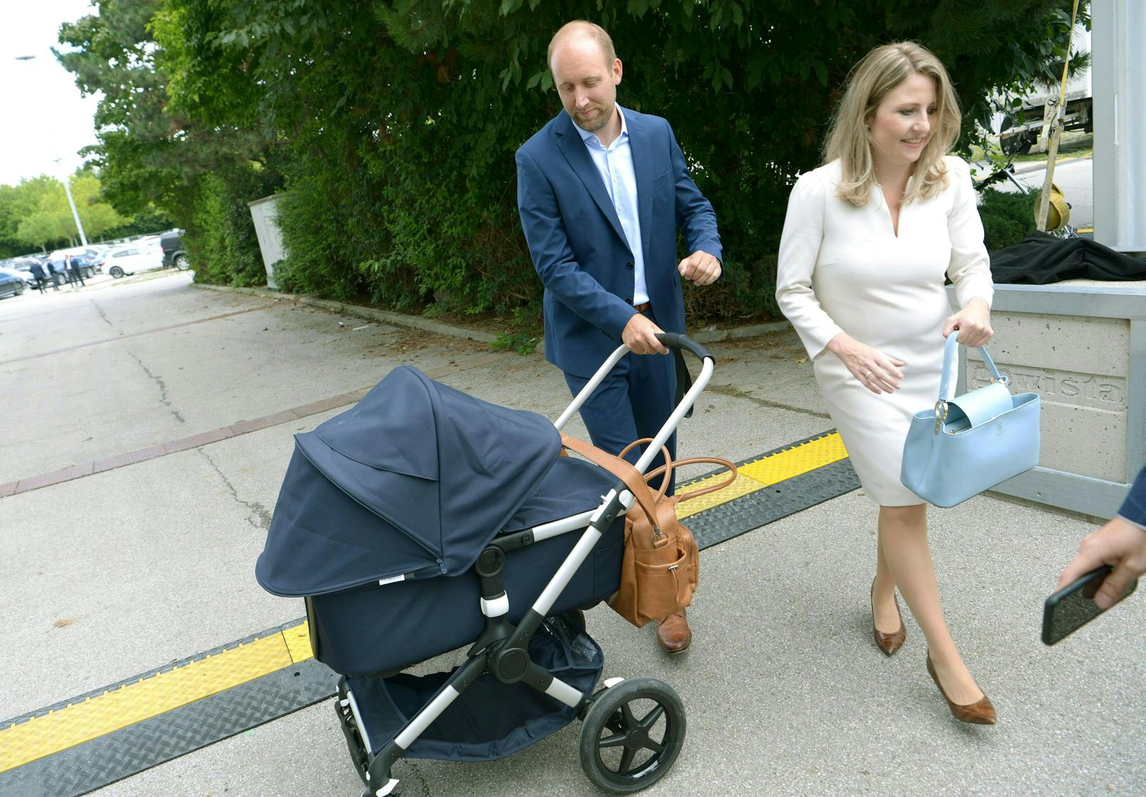 Familienministerin Susanne Raab kam in Begleitung ihres Mannes und mit Baby.&nbsp;