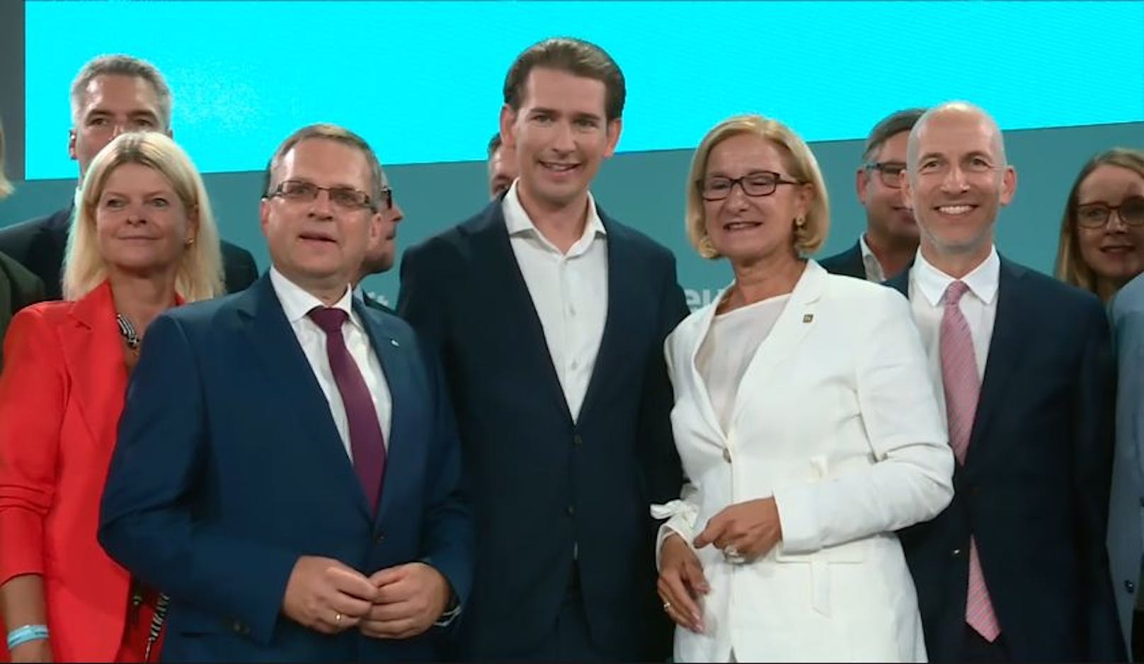 Sebastian Kurz wurde mit 99,4 Prozent der Stimmen als ÖVP-Chef bestätigt..