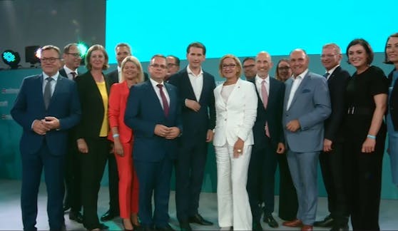 Das gesamte VP-Führungsteam versammelte sich für ein gemeinsames Siegerfoto. Einer fehlte aber.