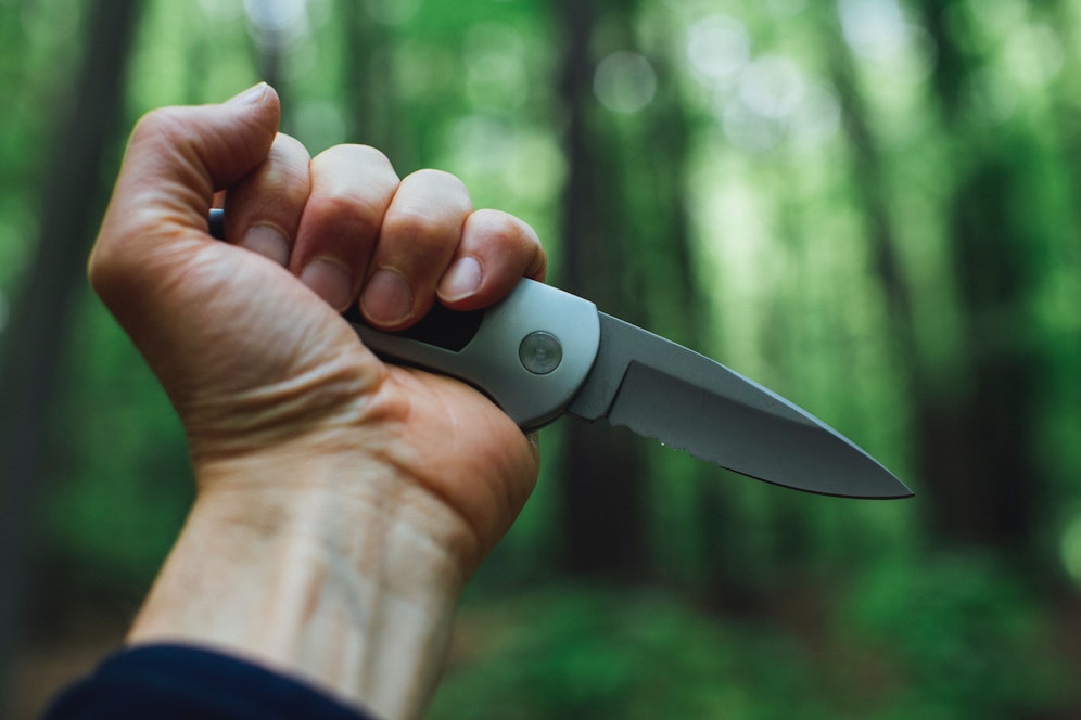 Der Angreifer verletzte das Opfer mit einem Messer im Bauchbereich.