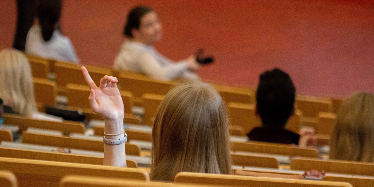 Erste heimische Uni schreibt nun Corona-Impfung vor - Vimarsana News
