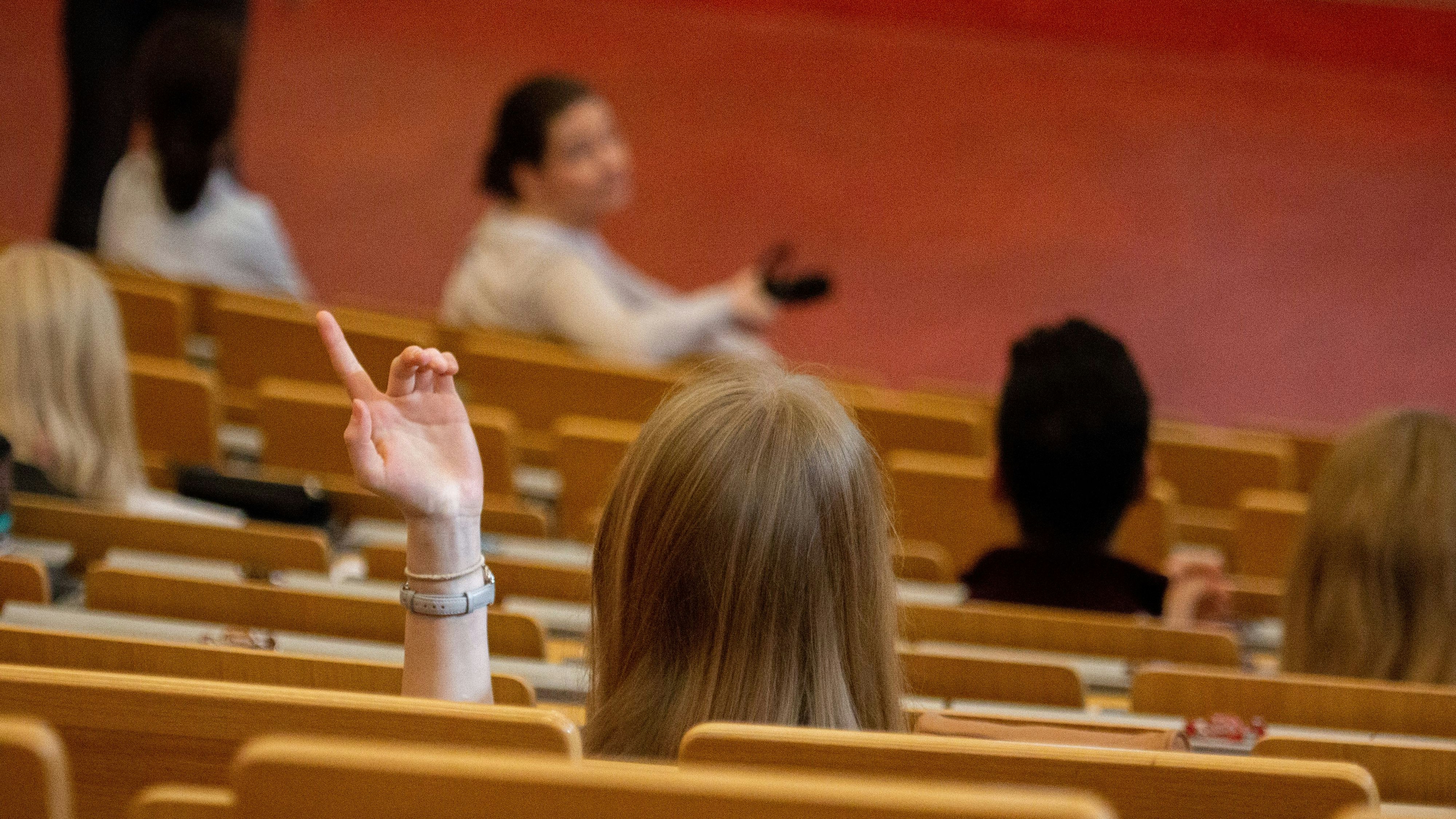 Download von www.picturedesk.com am 28.08.2021 (14:21).  28 February 2019, Lower Saxony, Hannover: Medical students follow an interactive lecture with ultrasound devices in the lecture hall F at the Medical University Hannover MHH. In the lecture students learn how to use an ultrasound device and different approaches for diagnoses. Photo: Raphael Knipping/dpa - 20190228_PD13649 - Rechteinfo: Rights Managed (RM)