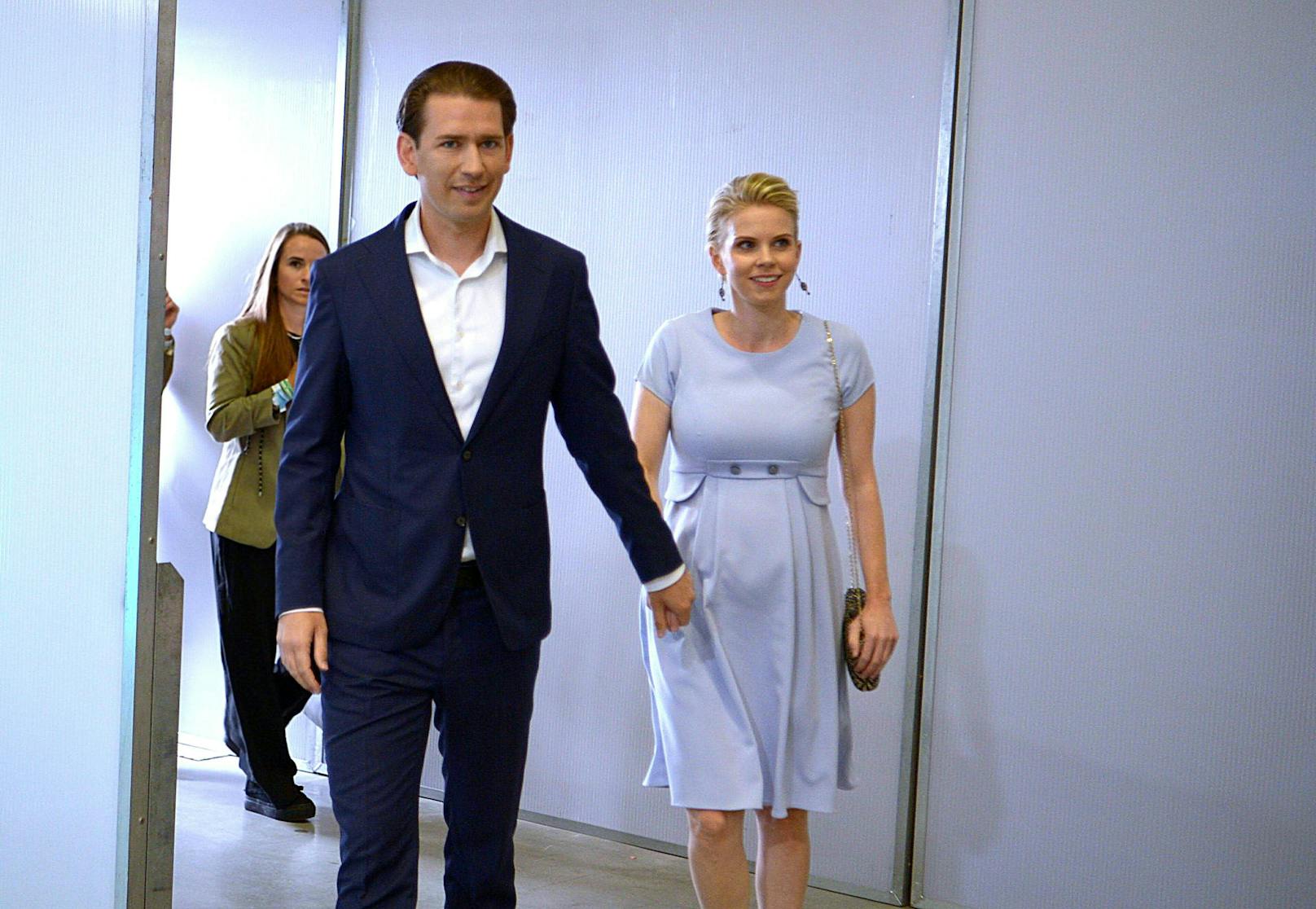 In violettem Kleid zeigte sich die Kanzler-Freundin am Samstag beim ÖVP-Parteitag.