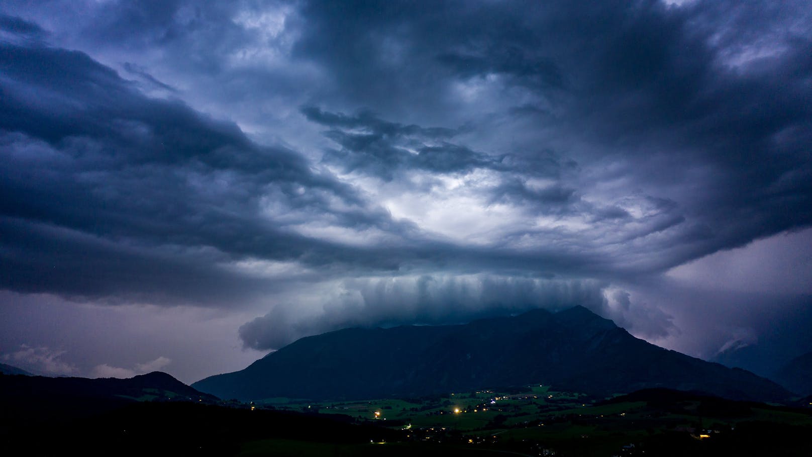 Eine Gewitterwolke über dem Reiting in der Steiermark.