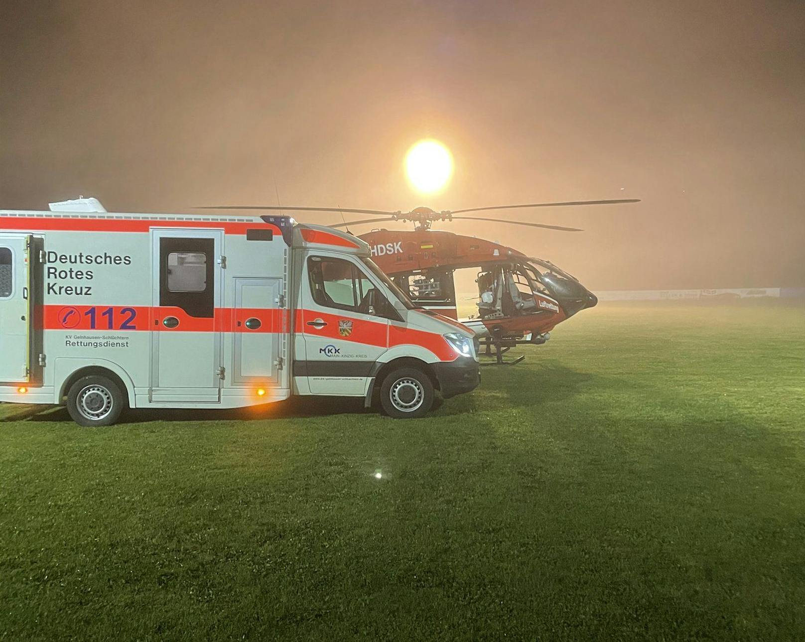 Ein Rettungshelikopter flog den schwerverletzten 19-Jährigen in eine Klinik.