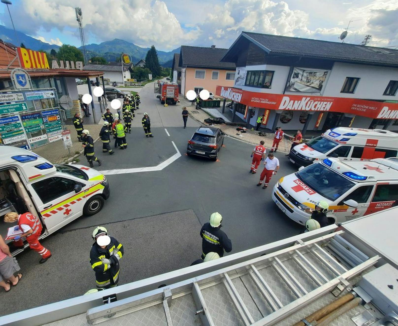 Verkehrsunfall in Eberndorf: Zwei Burschen (18, 19) auf einem Motorrad wurden bei dem Crash schwer verletzt.