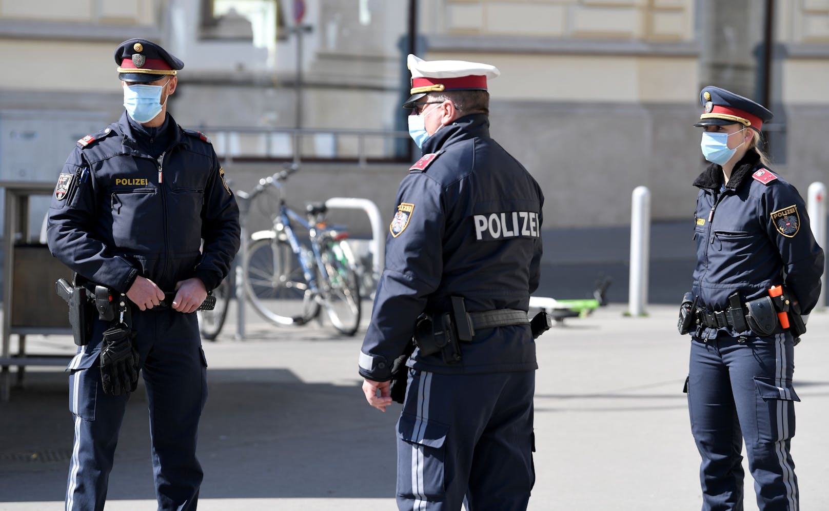 Polizei mit Mund- und Nasenschutz auf Streife in der Wiener Innenstadt.