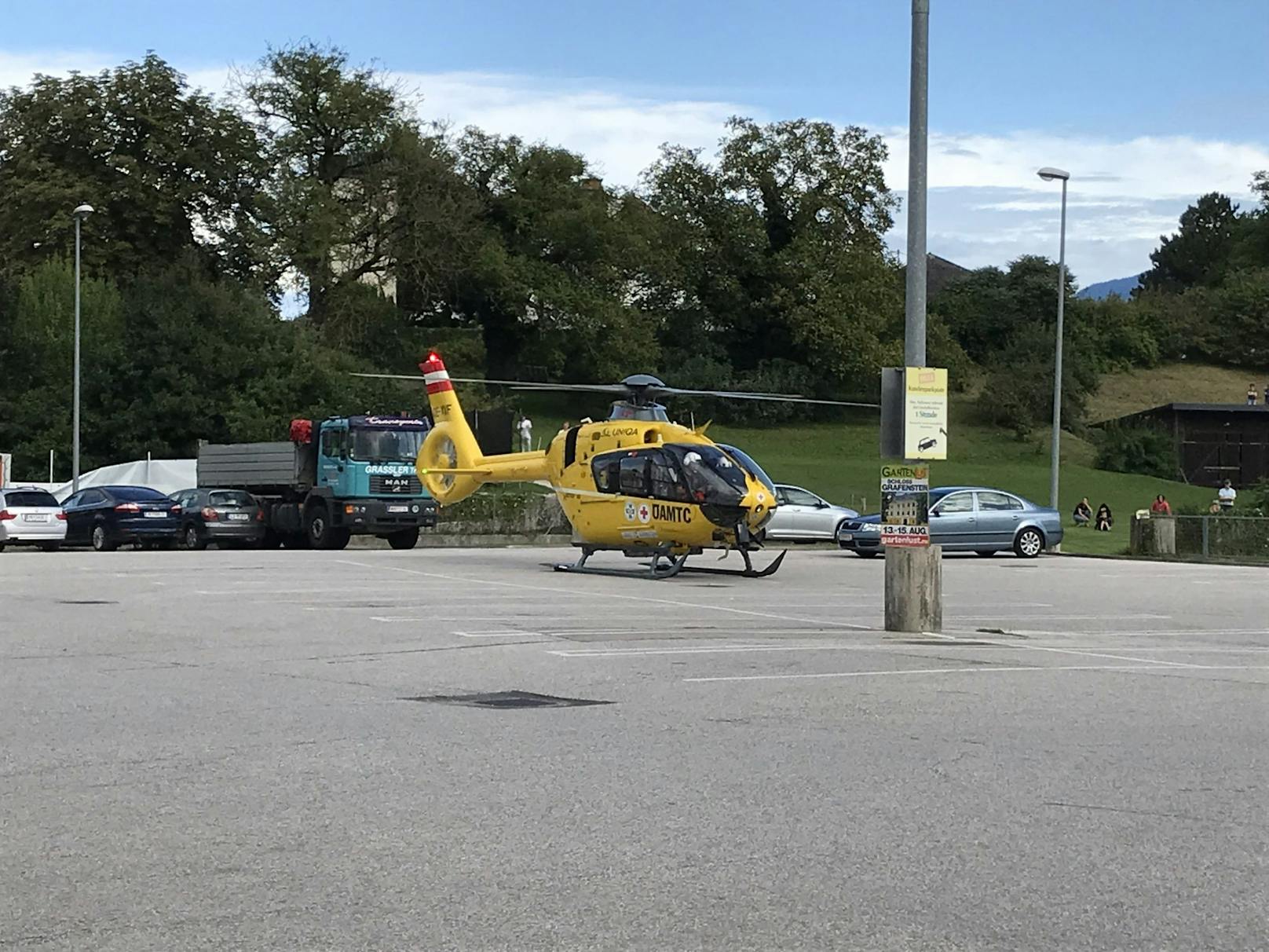 Verkehrsunfall in Eberndorf: Zwei Burschen (18, 19) auf einem Motorrad wurden bei dem Crash schwer verletzt.