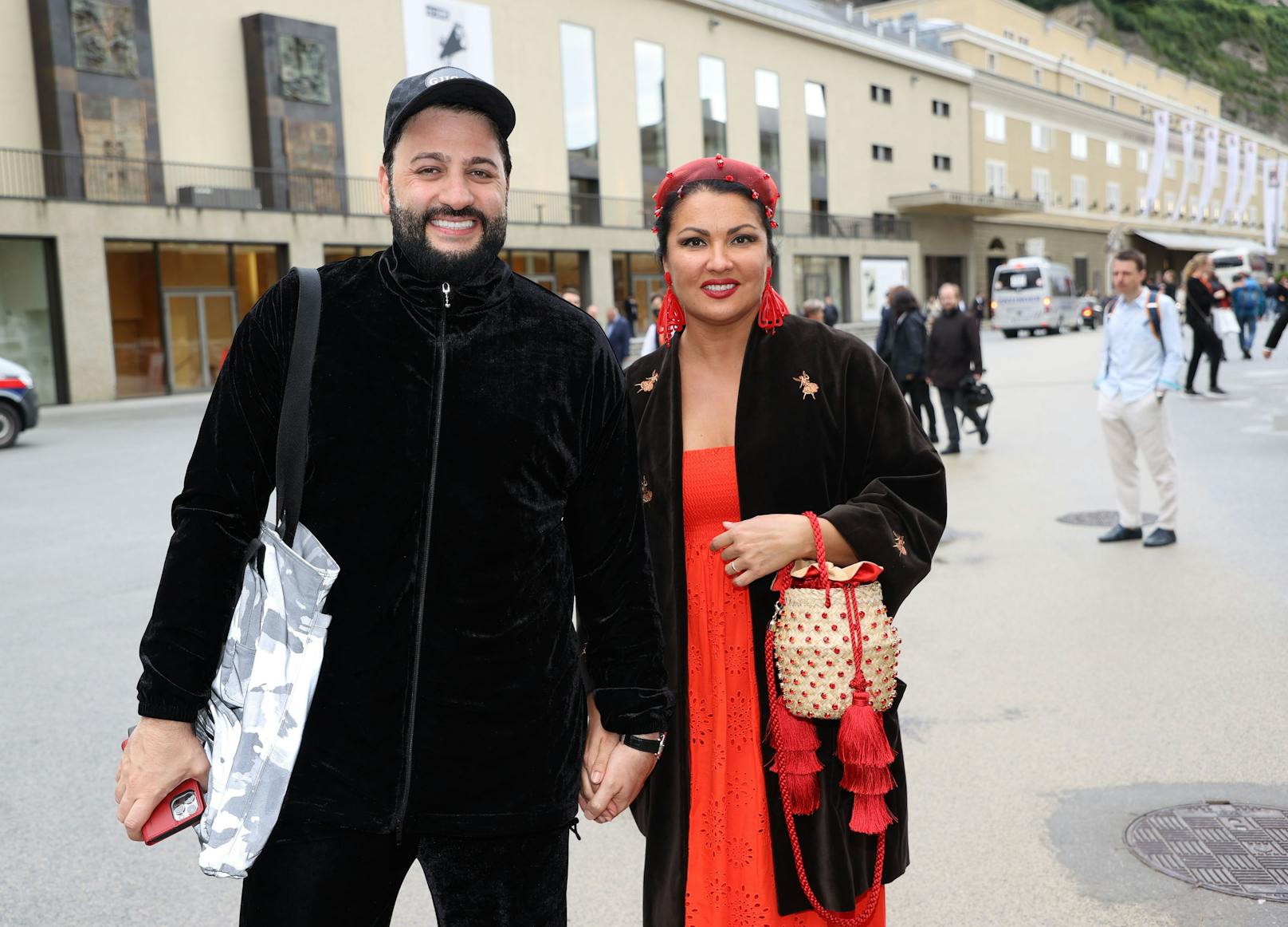 Anna Netrebko spaziert mit Ehemann Yusif Eyvazov nach der "Tosca"-Vorstellung am Freitag (27.8.) durch Salzburg. An den Tagen zuvor hatte sich das Paar zur Enttäuschung der Fans immer recht schnell zurückgezogen.