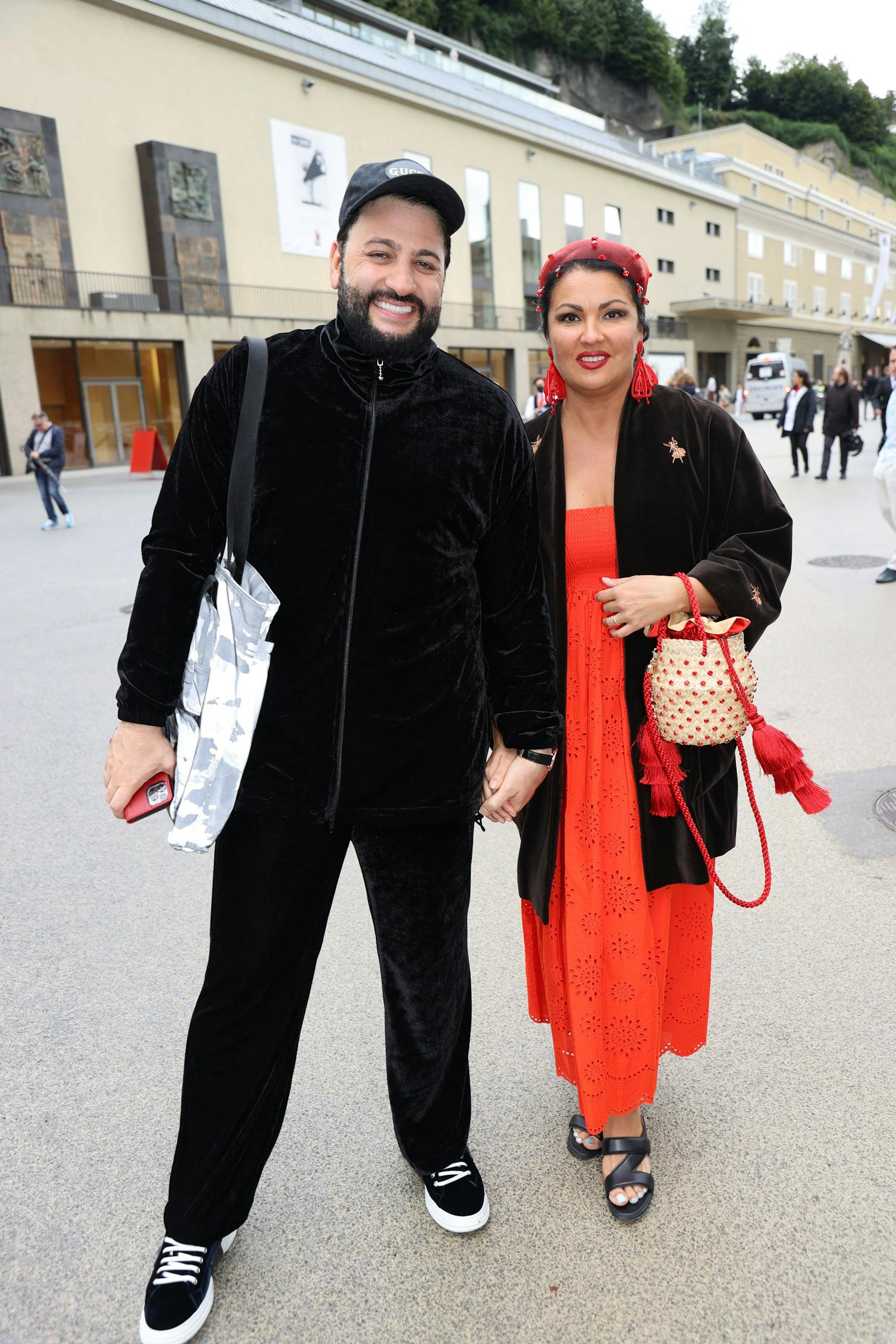 Anna Netrebko spaziert mit Ehemann Yusif Eyvazov nach der "Tosca"-Vorstellung am Freitag (27.8.) durch Salzburg. An den Tagen zuvor hatte sich das Paar zur Enttäuschung der Fans immer recht schnell zurückgezogen.