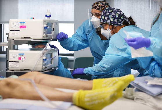 Medizinkräfte in einer Spitals-Intensivstation. Die Belagszahlen steigen weiter an.