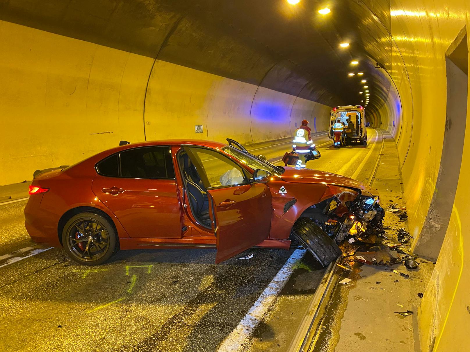 Völlig demoliert: Das PS-Monster des Italieners nach dem Unfall in Tunnel.