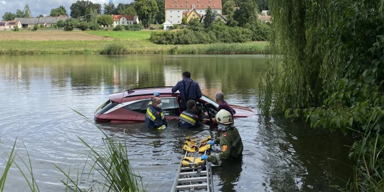 Auto landete in Teich: Zwei Männer darin gefangen - Vimarsana News