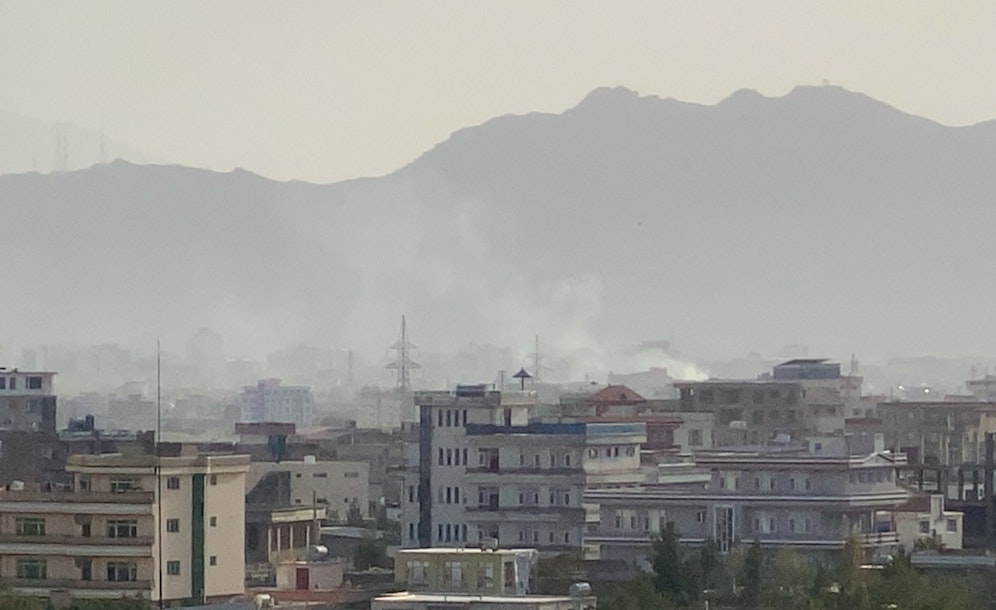 Einwohner und Journalisten berichteten am Sonntag über Rauchschwaden in Kabul.