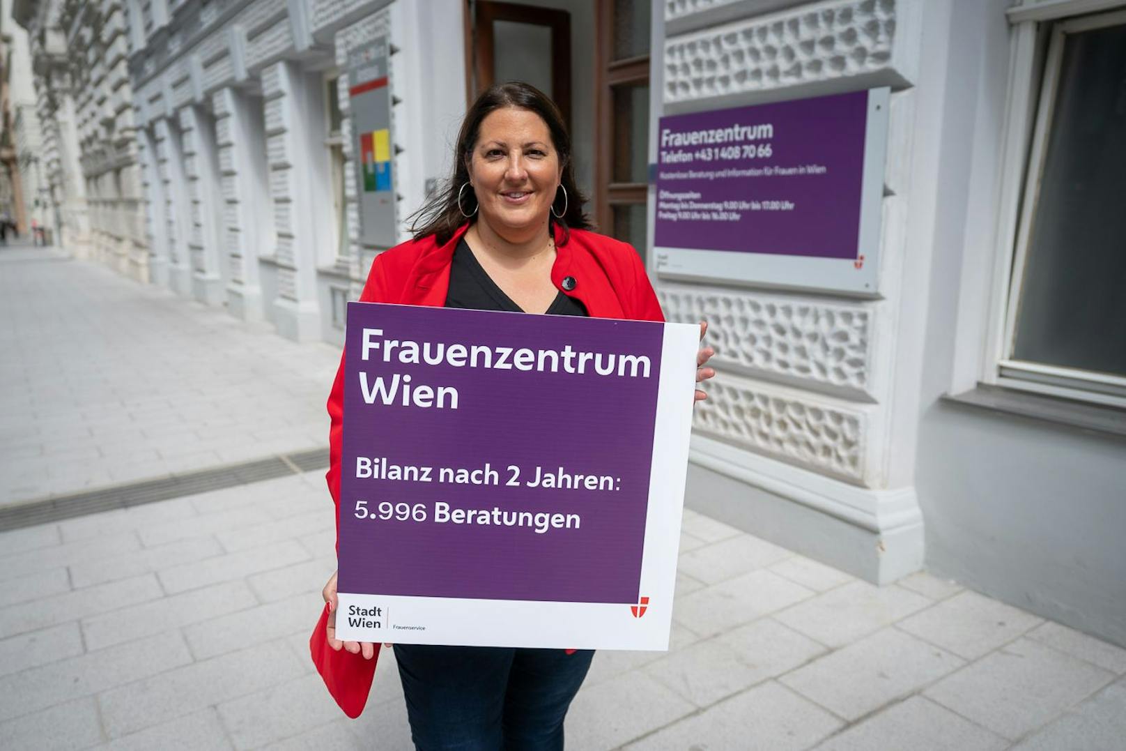 Vizebürgermeisterin und Frauenstadträtin Kathrin Gaal (SPÖ) präsentiert die Bilanz nach zwei Jahren Wiener Frauenzentrum.