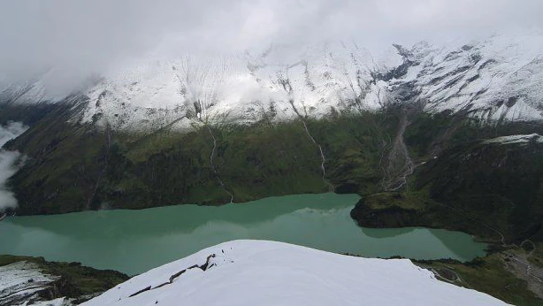 In den Bergen gibt's bereits den ersten Schnee. Im Bild der Kaprun-Stausee am Sonntagnachmittag.