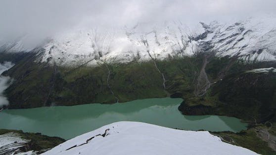 In den Bergen gibt's bereits den ersten Schnee. Im Bild der Kaprun-Stausee am Sonntagnachmittag.