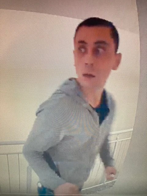 Die Polizei fahndet mit diesem Bild nach dem Verdächtigen.