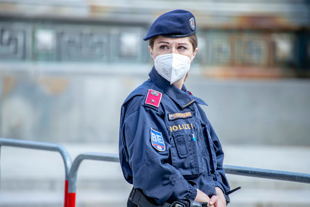 Die Polizei warnt vor Trickbetrügern, die sich am Telefon als Polizisten ausgeben.