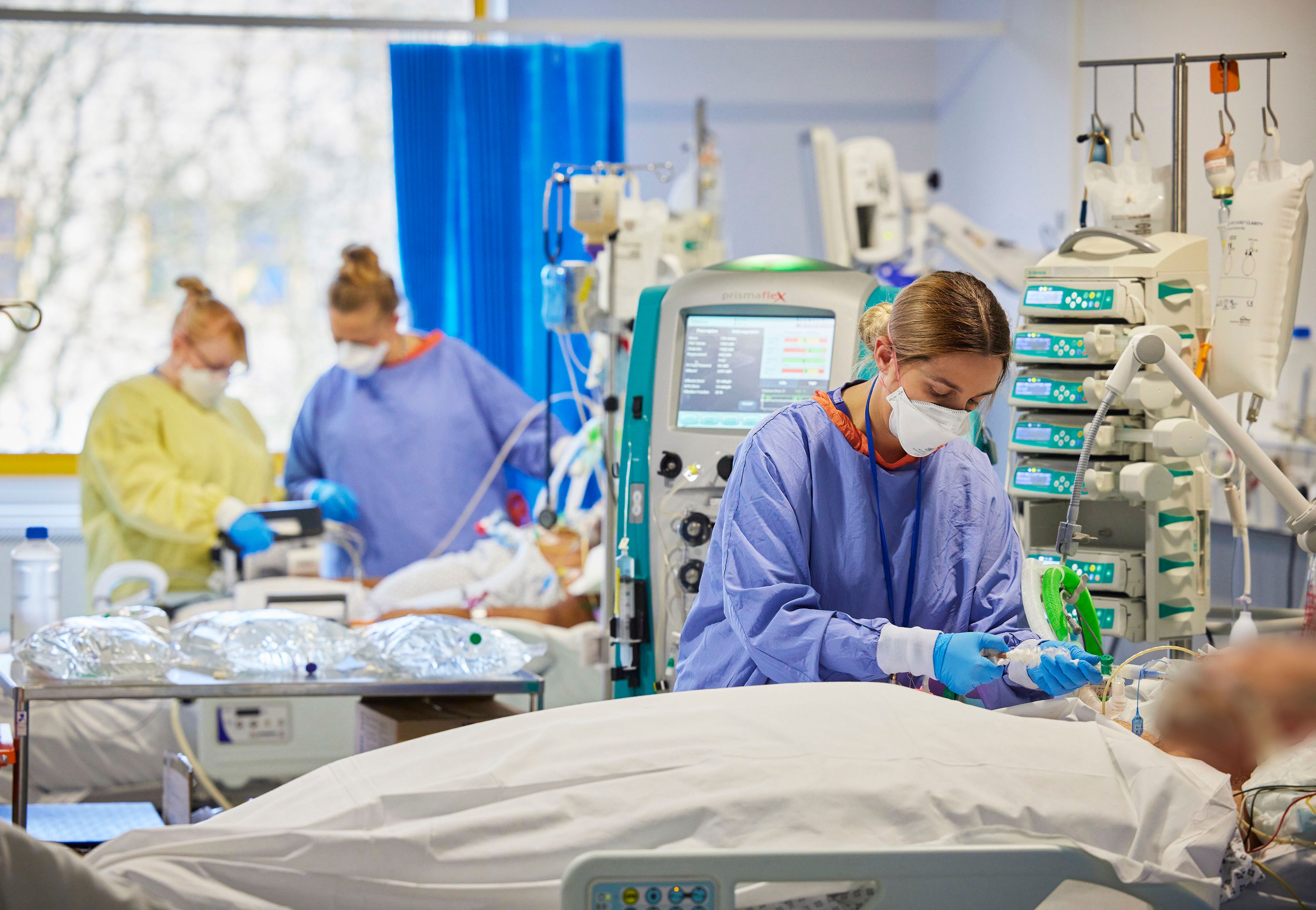 Die Zahlen der schwer kranken Corona-Patienten in den Intensivstationen steigt weiter.