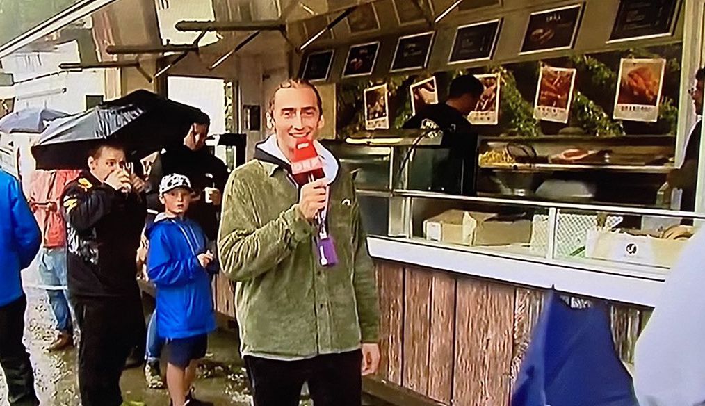 ORF-Reporter Ferdinand Habsburg am Pommes-Stand