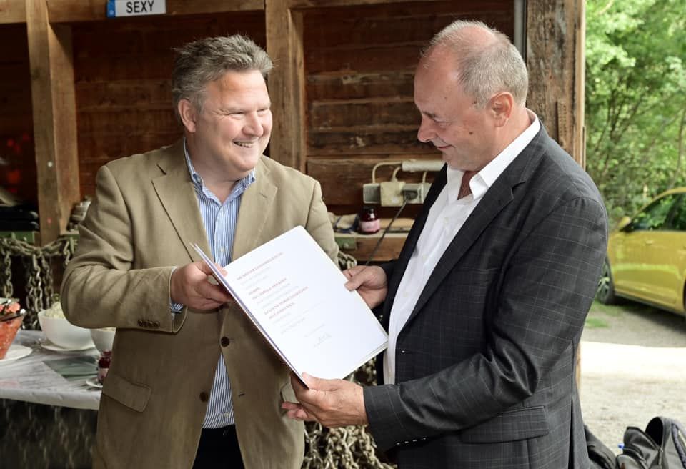Ehrenzeichen im Lainzer Tiergarten für Harry Höckner (r.). 