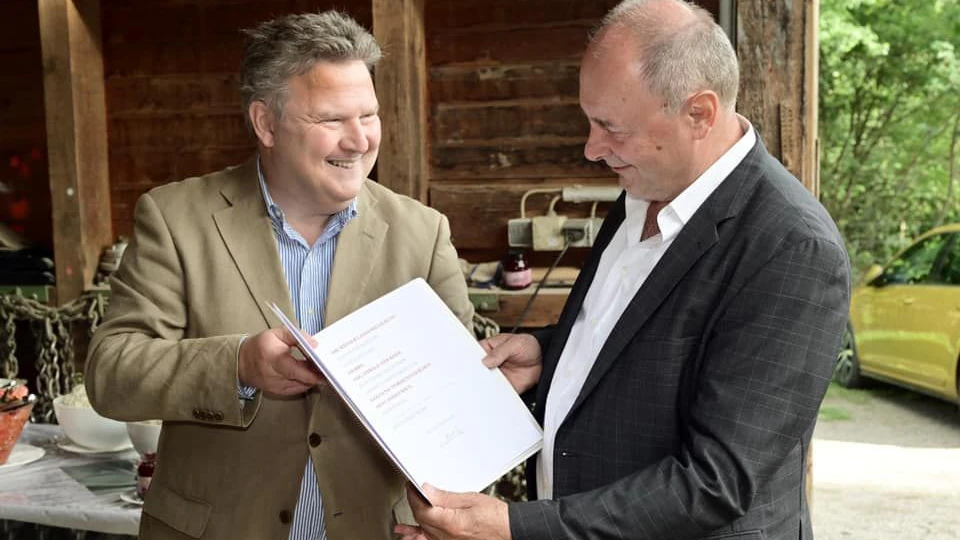 Ehrenzeichen im Lainzer Tiergarten für Harry Höckner (r.). 