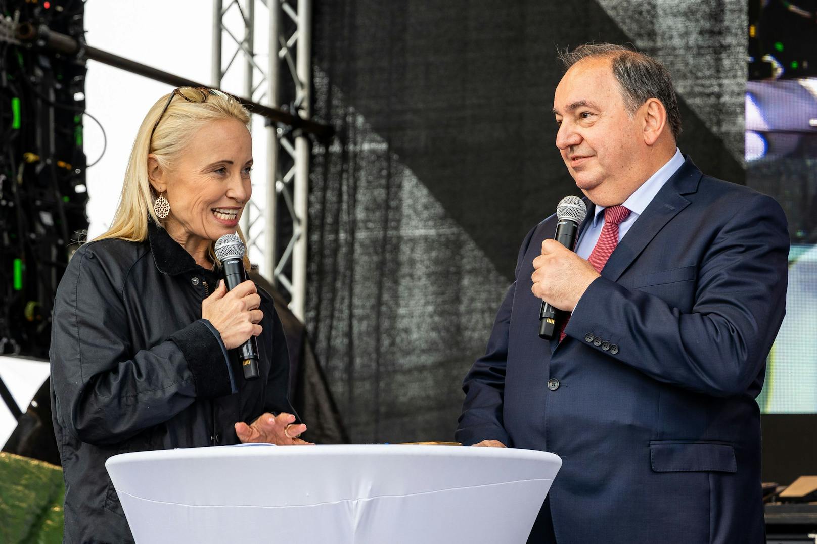 LInz-AG-Vorstand Erich Haider mit ORF-Moderatorin Jutta Mocuba