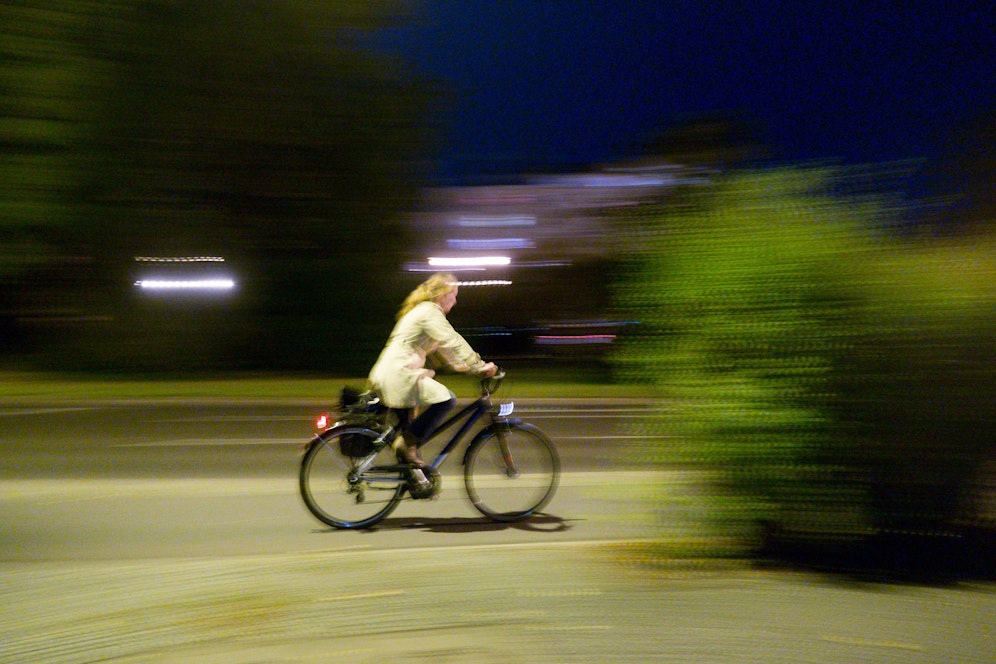 Mitten in der Nacht wurde eine Salzburgerin, die mit dem Rad unterwegs war, von drei Männern attackiert und überfallen. (Symbolbild)&nbsp;