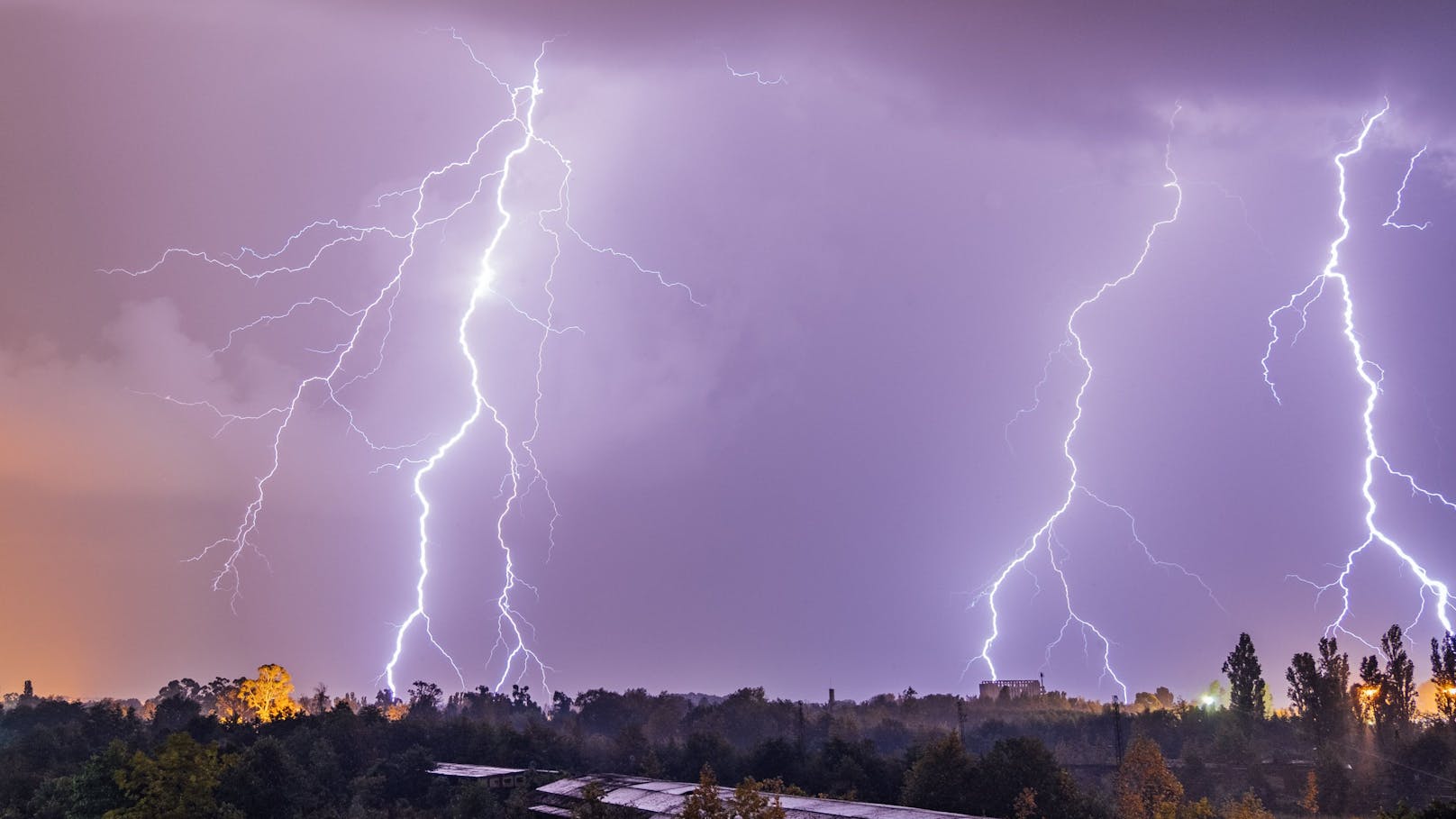 Kräftiges Donnerwetter zieht direkt nach Österreich