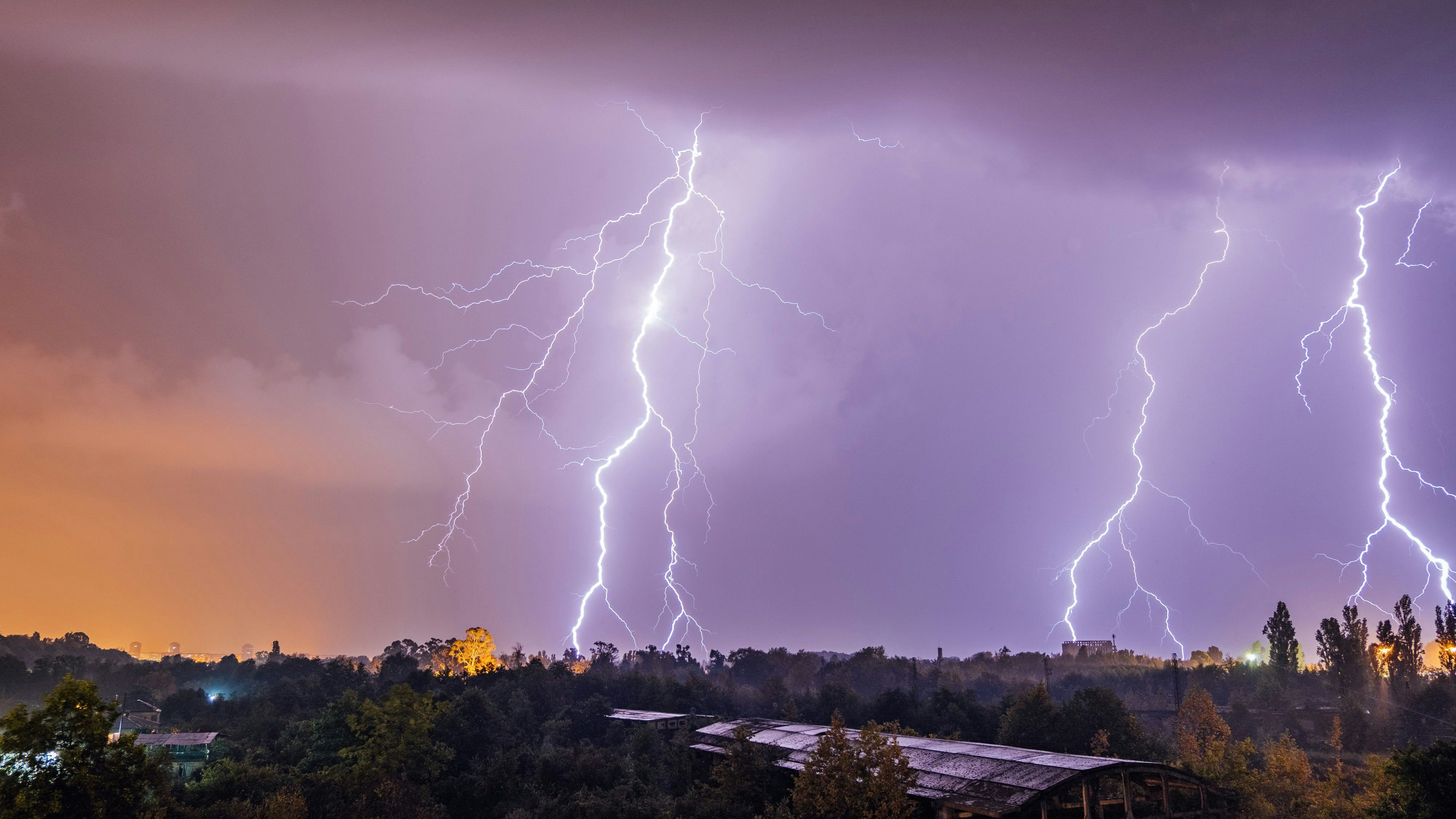 Entlang der Nordalpen rechnen Wetter-Experten mit heftigen Niederschlägen und Gewittern. Symbolbild